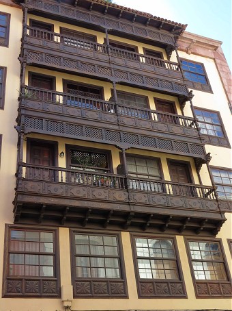 балконы из канарской сосны