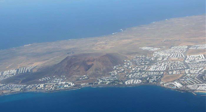 Вулкан на острове Лансароте - вид с самолета