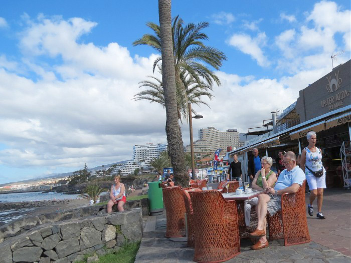 Playa-de-Las-Americas, кафе на набережной