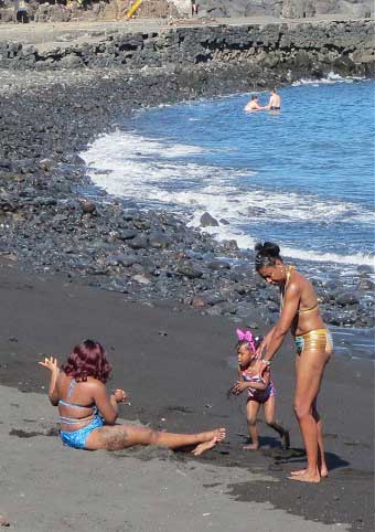негритянки на пляже