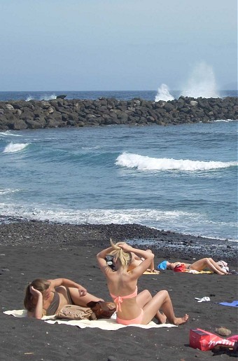 женщины на пляже