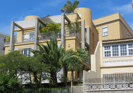 дом с балконами и пальмами