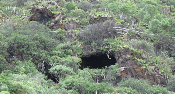 пещера в скале