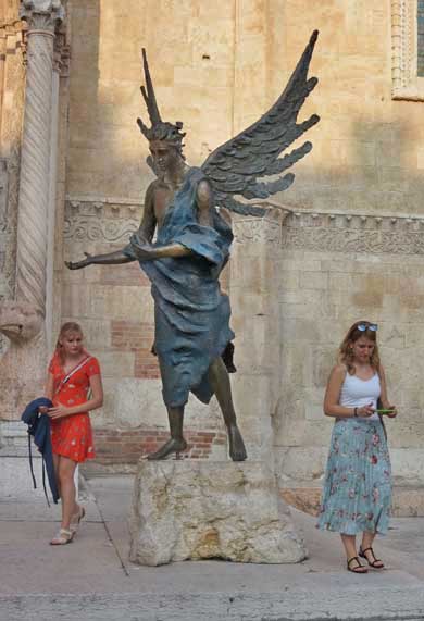 статуя Архангела