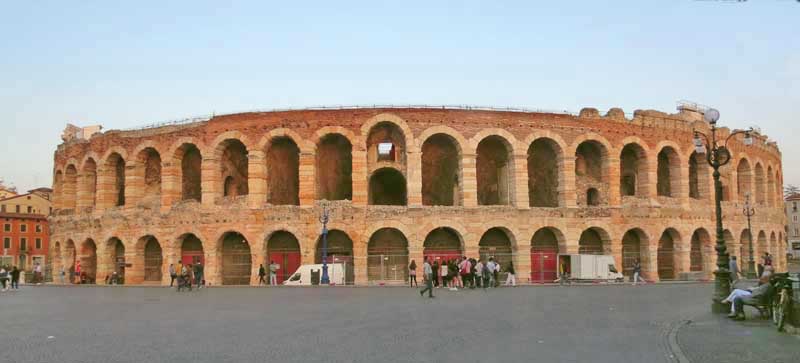 римский амфитеатр, вид с площади