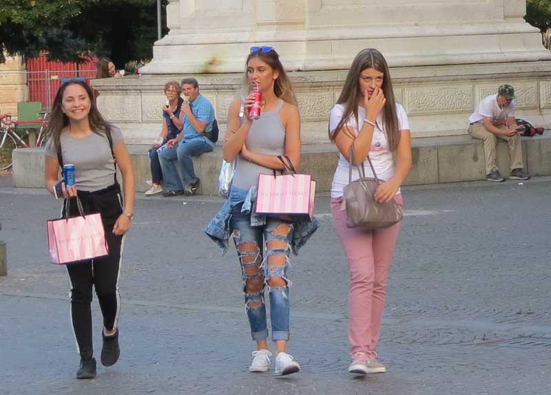 Девушки на площади